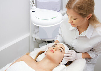 Obraz na płótnie Canvas Woman getting face beauty treatment in medical spa center.