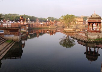 temple Machkund et le lac sacré à Dholpur Rajasthan INDE	