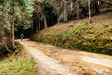 Ciclistas bajando por rutas de monte Adarra