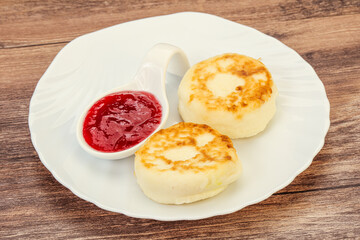 Cottage cheese pancakes with strawberry jam