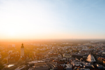 Fototapeta na wymiar Sanfter Sonnenaufgang über Stadt
