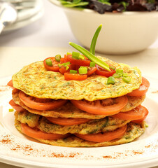 pastel de tortillas de atún con pimientos y tomate
