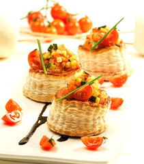 volovanes con verduras y tomate