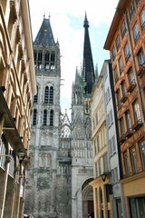 Fototapeta na wymiar Ville de Rouen, Cathédrale Notre-Dame de Rouen, entre deux immeubles à colombages, département de Seine-Maritime, France