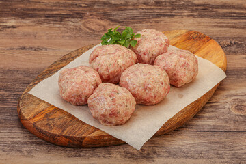 Raw turkey meatball for cooking