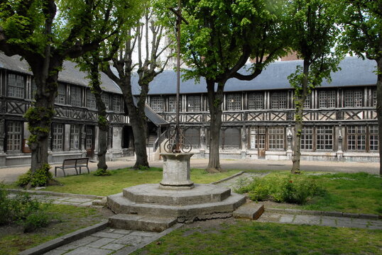 Ville de Rouen, "L'Aitre Saint Maclou", l'une des dernières nécropoles d'Europe, département de Seine-Maritime, France	