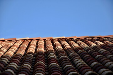 Toit de tuile sous le soleil 