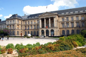 Fototapeta na wymiar Ville de Rouen, l'Hôtel de Ville et ses jardins, département de Seine-Maritime, France