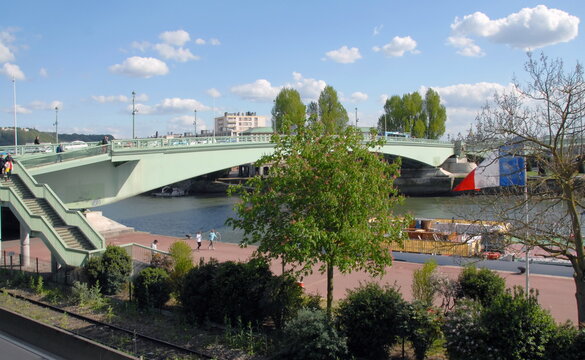 Ville de Rouen, pont métallique et jardins, département de Seine-Maritimes, France