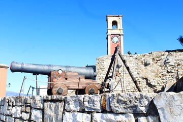 Kanone vorm Glockenturm