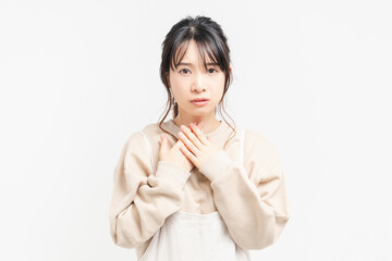 喉が痛い若い女性