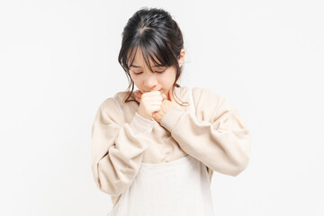 喉が痛い若い女性