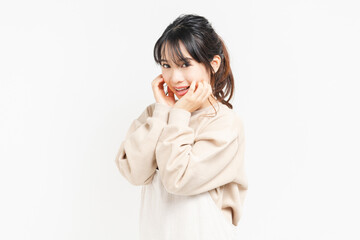 頬に手を当てる笑顔の若い女性