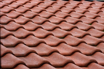 Dacheindeckung mit gebrannten Dachziegeln. Thüringen, Deutschland, Europa  --  
Roof covering with...