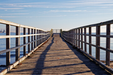 Obraz premium wooden bridge over the sea