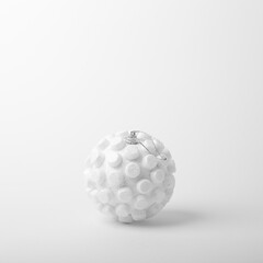 Palla bianca decoro di Natale similitudine al Covid-19
