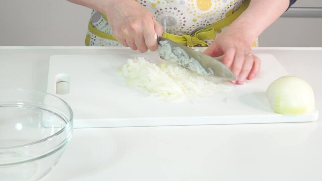 玉葱をみじん切りにしていく調理シーン