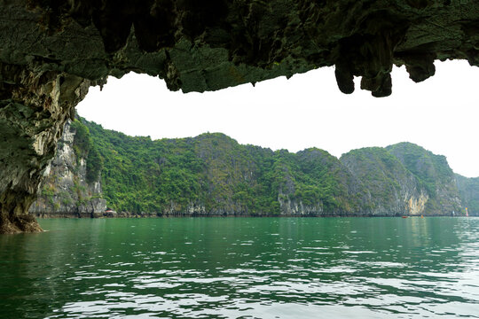 Luon Cave in Halong, eine Tour mit Schlauchbooten durch die schroffen Kalksteinklippen in Nordvietnam.
