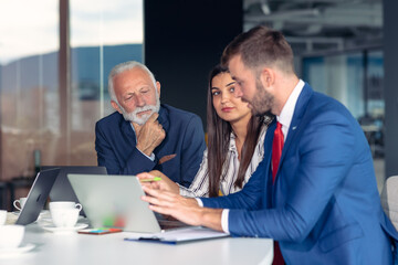 Obraz premium Business team having meeting in office. Diversity.