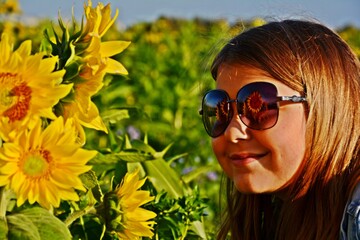 Odbicie słoneczników w okularach © Adriana