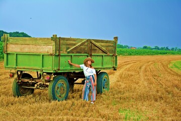 Rolniczka, dziewczyna na wsi - obrazy, fototapety, plakaty