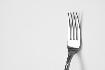 TENEDOR DE METAL SOBRE FONDO BLANCO
