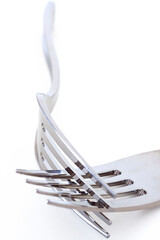 TENEDORES CRUZADOS DE METAL SOBRE FONDO BLANCO