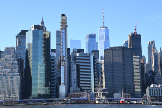 Fototapeta Die Skyline des Financial District in Lower Manhattan  von Brooklyn aus gesehen. Im Vordergrund der East River. 