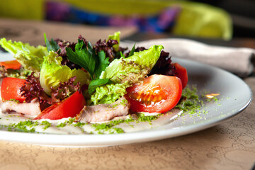 Green salad with tomato and smoked ham