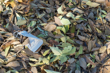 Mascherina usata e gettata al suolo