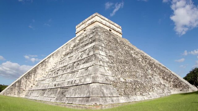 fast loopable footage of Chichen Itza, Mexico