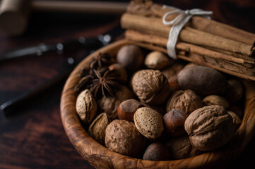 shelled mix nuts with cinamon and anise