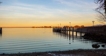 Sonnenuntergang im Herbst am Chiemsee