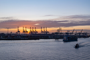 Hafen im Sonnenuntergang