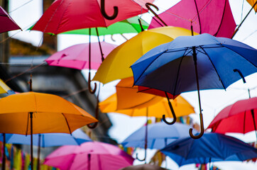 Regenschirme im Himmel