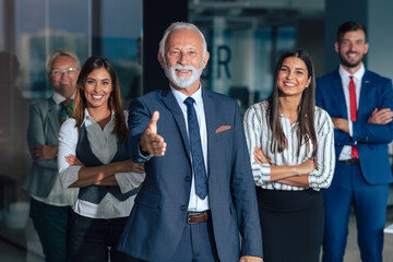 Obraz premium Senior Business man in Front of team.