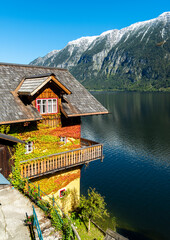Fototapeta na wymiar Scenic view of the famous Hallstatter lake in autumn, Austria