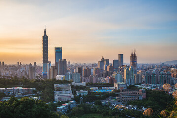Naklejka na ściany i meble landscape of Taipei city in taiwan at dusk