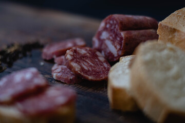 salame de la colonia tipo casero sin cascara con especies pimienta pan sobre madera  cordoba argentina
