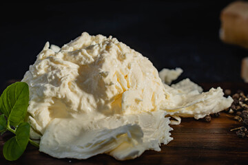 burrata queso tipo italiano de leche crema y mozzarella con fondo oscuro y lugar para texto cordoba argentina