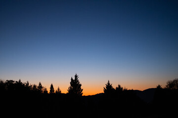 青とオレンジのグラデーションが美しい山の夕暮れ　The beautiful dusk in the...