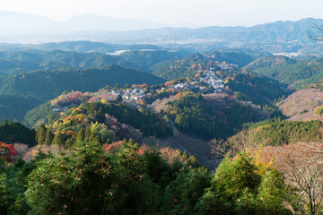 紅葉の奈良県吉野山上千本から蔵王堂を望む