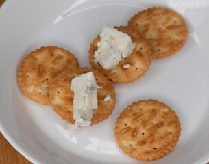 クラッカーとブルーチーズ