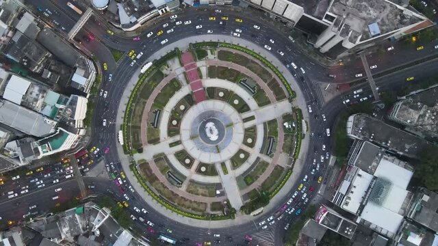 Zoom ou technic of Wongwian Yai roundabout, Bangkok, Thailand