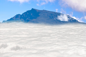Piton des Neiges émergeant d’une mer de nuages 