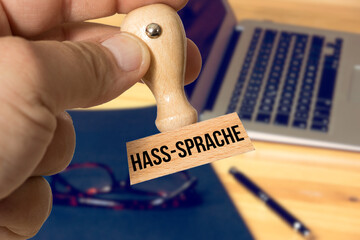 Ein Mann und Stempel Hass Sprache