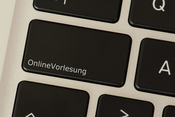 Ein Computer und eine Online Vorlesung wegen Pandemie