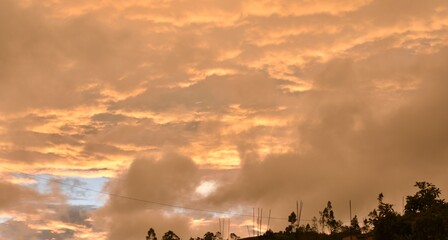 atardecer de un hermoso cielo rojizo en montañas