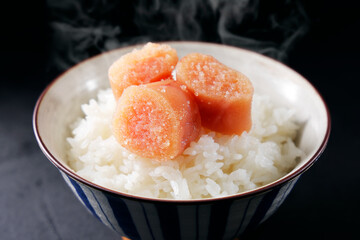 ご飯に乗った辛子明太子(無着色)　Spicy seasoned cod roe (Karashimentaiko)