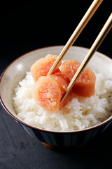 ご飯に乗った辛子明太子(無着色)　Spicy seasoned cod roe (Karashimentaiko)